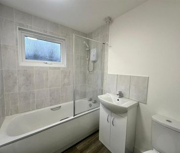 3 bedroom end of terrace house to rent - Photo 4