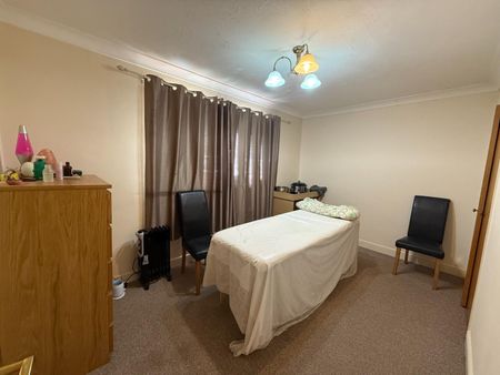 4 Bed House - Detached - Photo 5