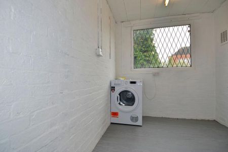 3 bedroom flat to rent - Photo 3