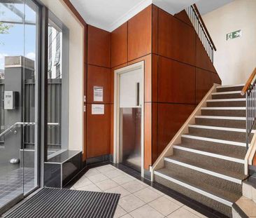 Fully Furnished CBD Apartment | Patio | Carpark - Photo 2