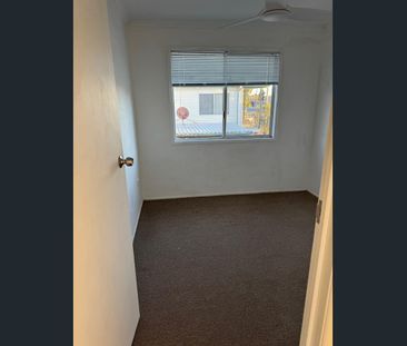 First Floor Opposite The Leagues Club - Photo 3