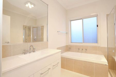 Beautiful and Comfortable Family Home in Convenient Location ! - Photo 4