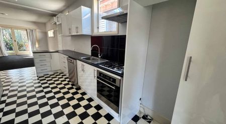 LINWOOD, THREE BEDROOMS, TRIPLE CAR GARAGE - Photo 3