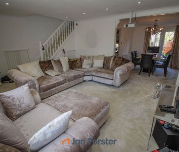 3 Bedroom House - Semi-Detached - Photo 2