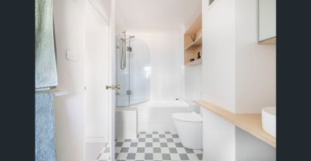 Stylishly Renovated Split-Level Apartment in Prime City Fringe Location - Photo 2