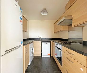 2 bedroom Flat to rent - Photo 2