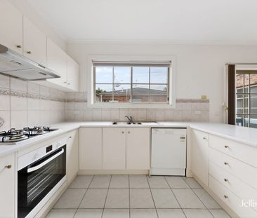 3-Bedroom house in Burwood! - Photo 3