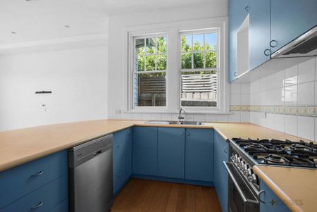 HOME BY THE BAY | QUAINT AND COSY - Photo 5