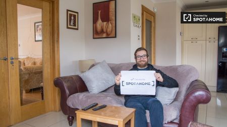 Spacious room in 5-bedroom apartment in Donabate, Dublin - Photo 3