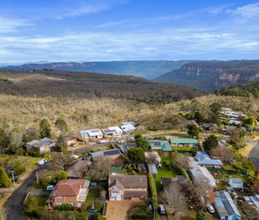 EXPANSIVE FAMILY LIVING WITH ESCARPMENT VIEWS & ENTERTAINER'S APPEAL - Photo 2