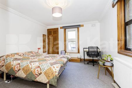 Two double bedrooms modern kitchen spacious lounge & mins to tube and shops - Photo 2