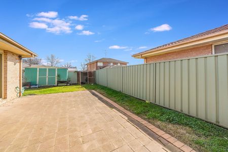 3 Bedroom Home with Double Garage! - Photo 3