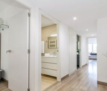 Room in a shared 5-bedroom apartment for rent in La Maternitat i Sant Ramon, perfect for couples. - Photo 1