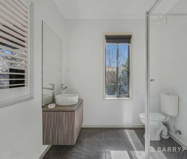 Beautiful Family Home in Sought-After Lakeside Estate - Photo 2