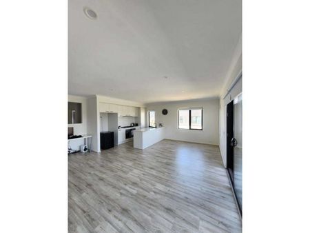 Near New 3 Bedroom Townhouse - Photo 2