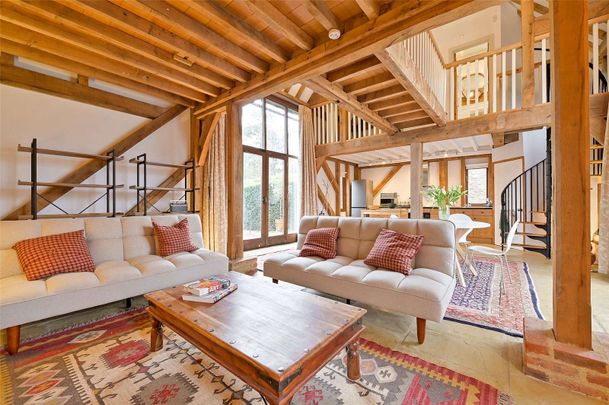 Superb converted barn with an idyllic private garden set in a beautiful private and secure estate. - Photo 1