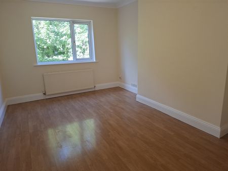 Flat 2, 7 Abbey Drive West - Photo 4