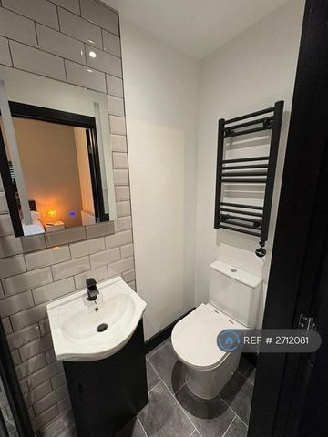 1 bedroom in a house share to rent - Photo 2