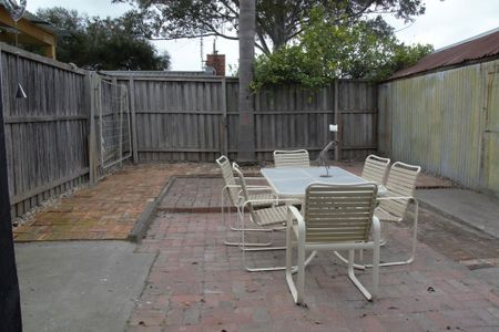 FANTASTIC FIVE BEDROOM HOUSE - Photo 4