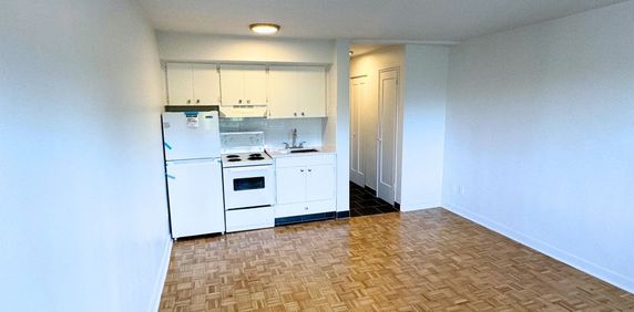 Studio Available JULY – 7355 Acadie - Photo 2