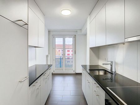 CHARMANT LOGEMENT TRÈS BIEN SITUÈ ET ENTIEREMENT RÈNOVÈ - Foto 2