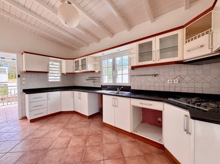 Location Maison 5 pièces 110m² LE GOSIER 97190 - Photo 2