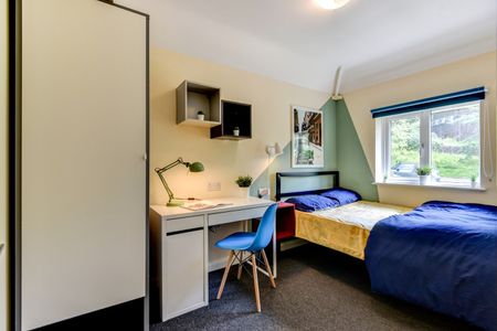 6 Bed Semi-Detached House, Auckland Drive, BN2 - Photo 4