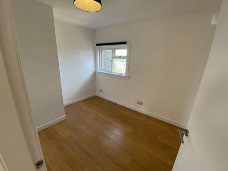 3 bedroom flat to rent - Photo 4