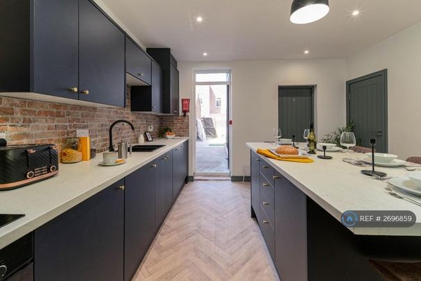 1 bedroom in a house share to rent - Photo 1