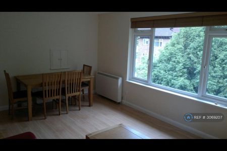 3 bedroom flat to rent - Photo 2