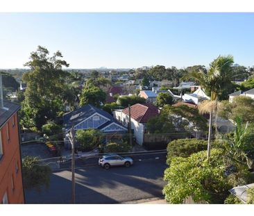 Top-Floor One-Bedroom in the Heart of Enmore - Photo 4