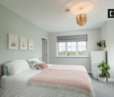 Room for rent in 4-bedroom house in Rathcoole, Dublin - Photo 4