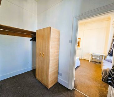 Room in a Shared House, Fairlop Road, E11 - Photo 1