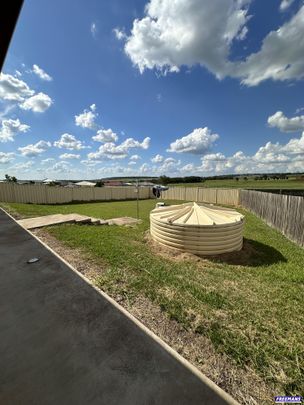 FURNISHED MODERN 4 BEDROOM, FULLY SERVICED, DOUBLE GARAGE, FENCED YARD! - Photo 1