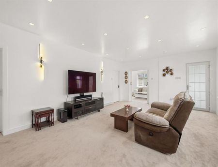 3 Bedroom Detached To Let - Photo 3