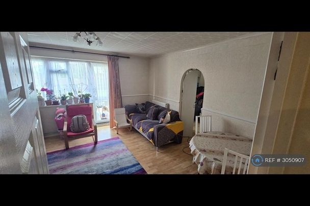 3 bedroom flat to rent - Photo 1