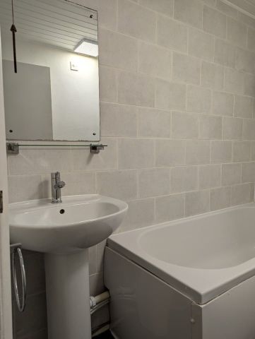 1 Bed Flat, Newton Park Court, LS7 - Photo 3