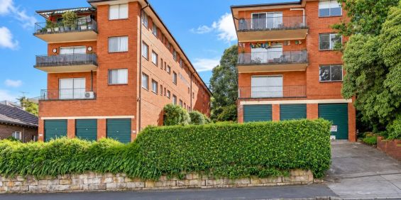 Freshly Updated Three-Bedroom Unit in an Ultra-Convenient Katoomba Location - Photo 3