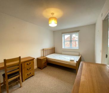 3 bedroom Semi-Detached House to let - Photo 3