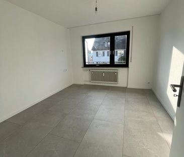 ERSTBEZUG NACH KERNSANIERUNG! 3,5 Zimmer Wohnung in Leonberg - Photo 2