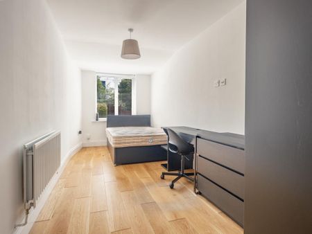 4 bedroom semi-detached house to rent - Photo 4