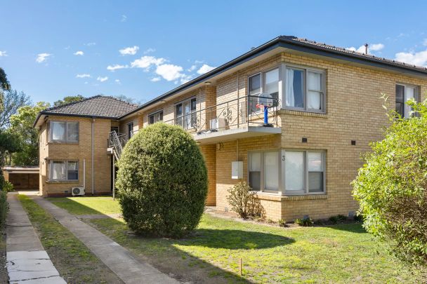 TWO BEDROOM IN QUIET BLOCK - Photo 1