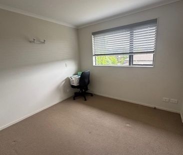 Four bedroom family haven - Photo 5