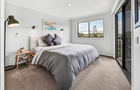 Furnished Tri-Level Home Between Chirn Park & The Broadwater - Photo 4