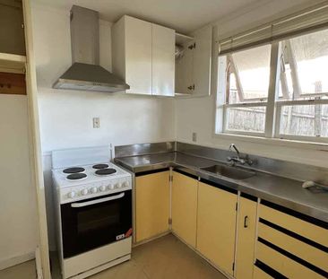 Spacious One Bedroom Property In Titirangi. - Photo 3