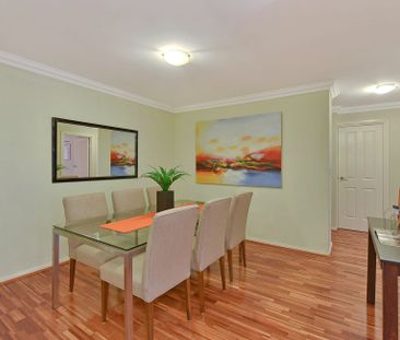 Spacious Top-Floor Three-Bedroom Apartment - Photo 4