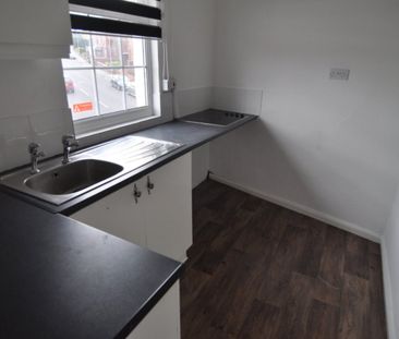 2 bed Flat - To Let - Photo 2