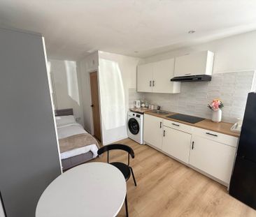 Studio Flat, Stanhope Road, Reading - Photo 1