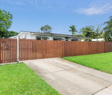 NEAT AS A PIN! CUTE COTTAGE IN BEACH LOCALE! - Photo 3