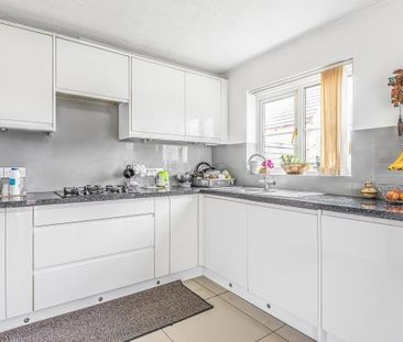 4 bedroom end of terrace house to rent - Photo 5